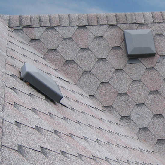 iko ventilācija liela kvadrāta uz slīpa bitumena šindeļu seguma jumta